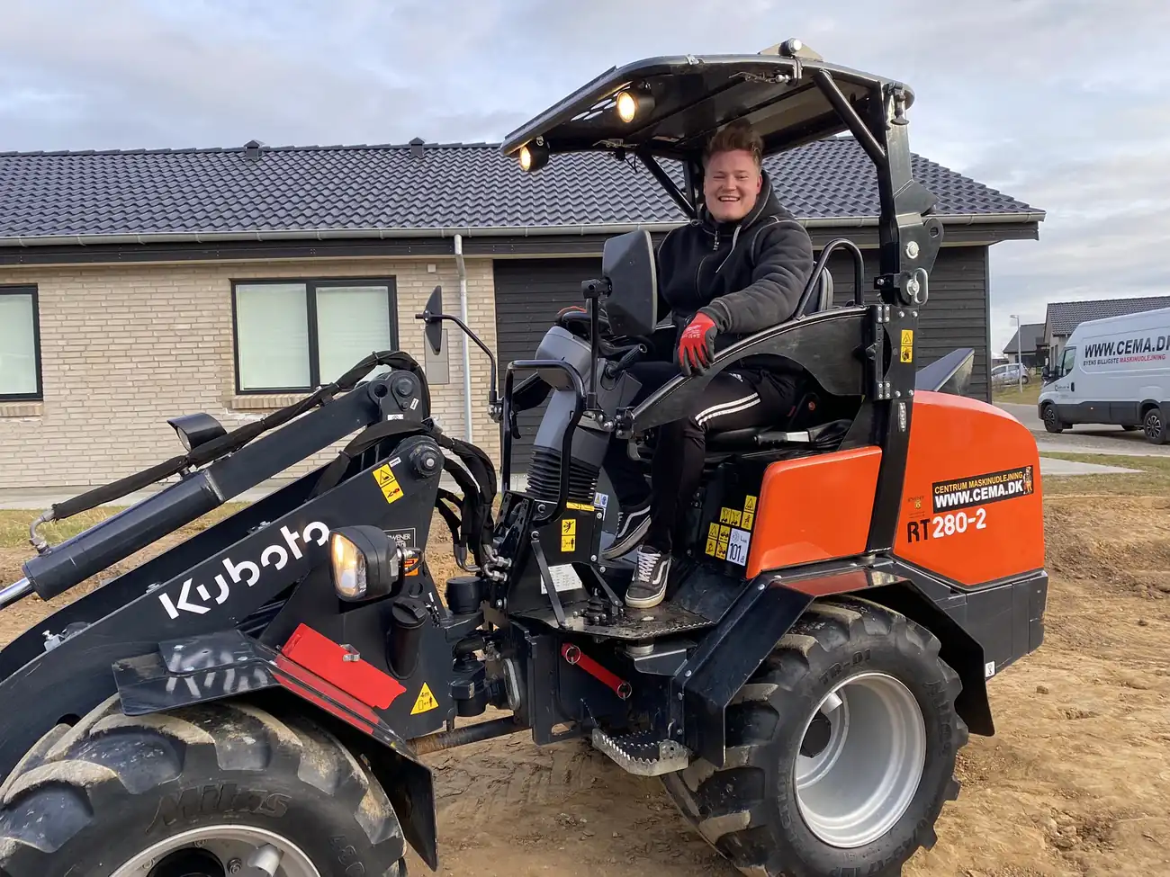 Glad kunde i Kubota RT280 minilæsser fra CEMA i Horsens